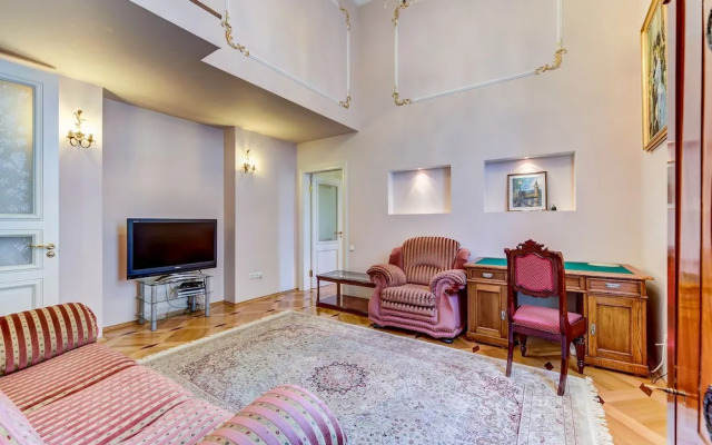 Home4day Spacious Apartment by the Hermitage