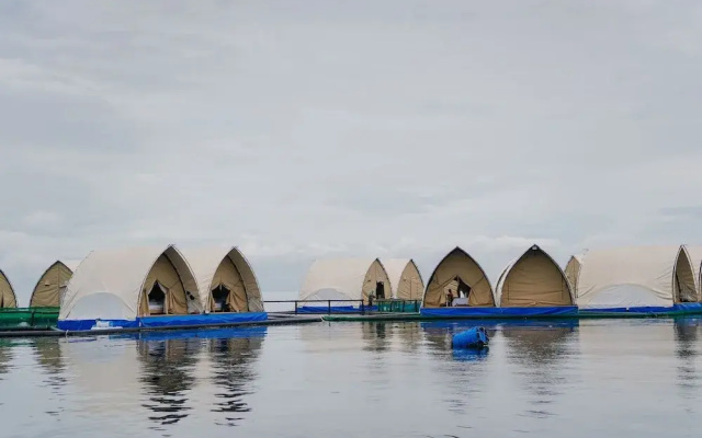 Floating Home in Reef Resort Unit 14