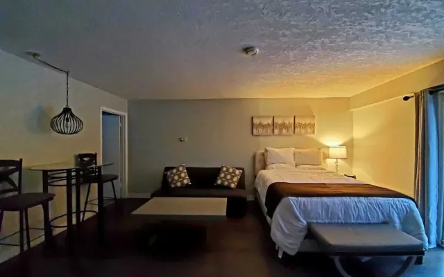Peninsula Motel