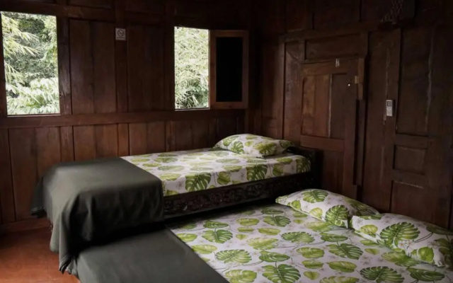 Rumah Kayu Joglo Yudhistira, tepi sungai, 2BR