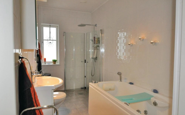Stunning Home in Hamburgsund With 3 Bedrooms and Wifi