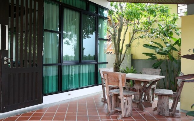 Отель 4 BR Private Villa in V49 Pattaya w/ Village Pool Паттайя вид на фасад