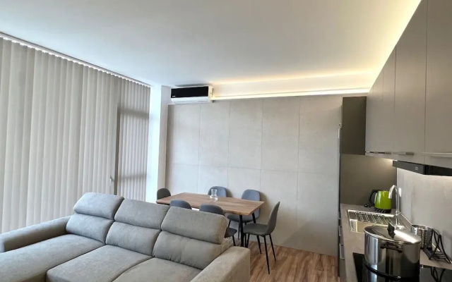 Penthouse & Apartments by the Sea near Airport
