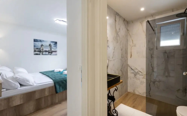 Luxurious and Spacious Apartment With Hot Tub