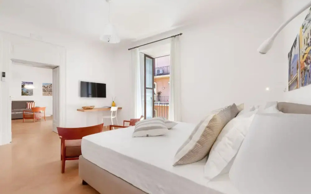 Deluxe Home in Sorrento Old Town with Balconies