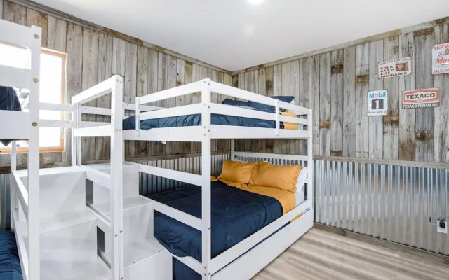 Private Lakefront Pool, Amazing Dock Sleeps 26