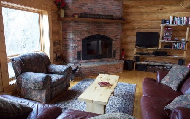 Cliffs & Stream Log - 3 Br Cabin