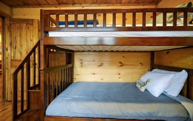 Whitetail Retreat Cabin for 13!