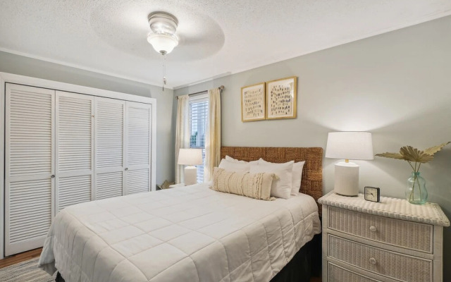 SPC 1034 is a Pet Friendly 1 BR with Free Beach Service for 2! by RedAwning