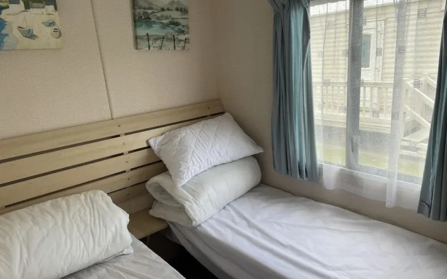 4 Bed Lodge Sleeps 8 - Pet Friendly, Parking