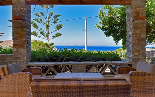 Family home a 3 minute walk from 2 beaches