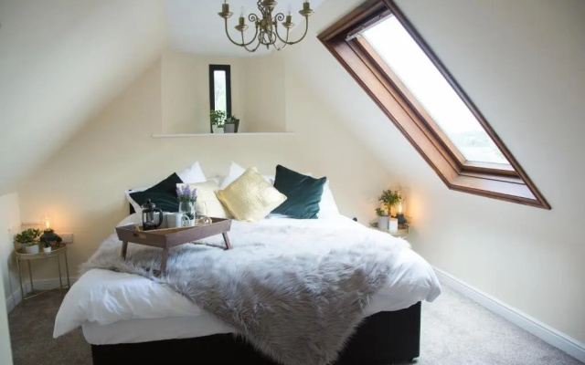 Central Penthouse in Converted Church - Free parking - Free WiFi
