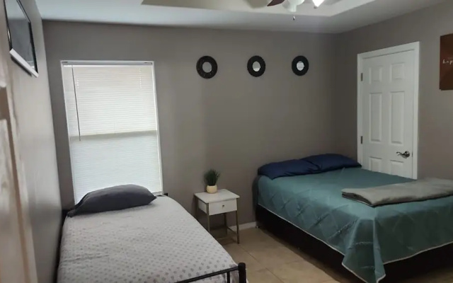2 Bedrooms Apt Near Univeristy