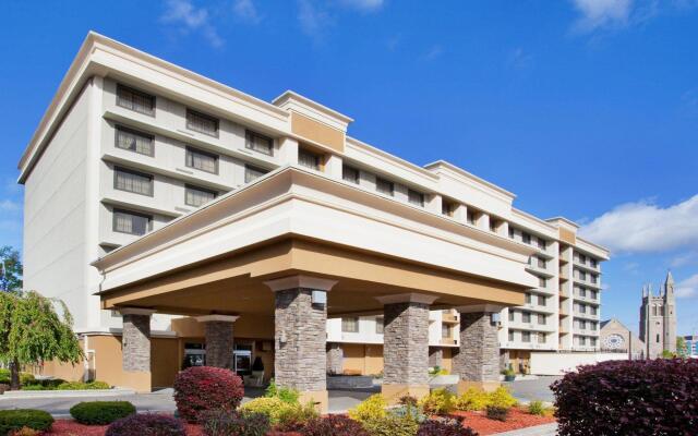 Отель Holiday Inn Niagara Falls Scenic Downtown США, Ниагара-Фолс - отзывы, цены и фото номеров - забронировать отель Holiday Inn Niagara Falls Scenic Downtown онлайн вид на фасад