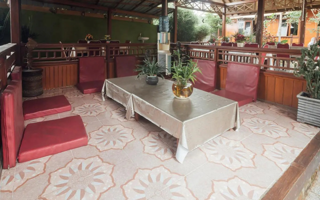 OYO 1300 Crecia Guest House