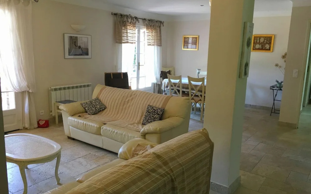 Quaint Holiday Home with Private Pool in Lorgues France