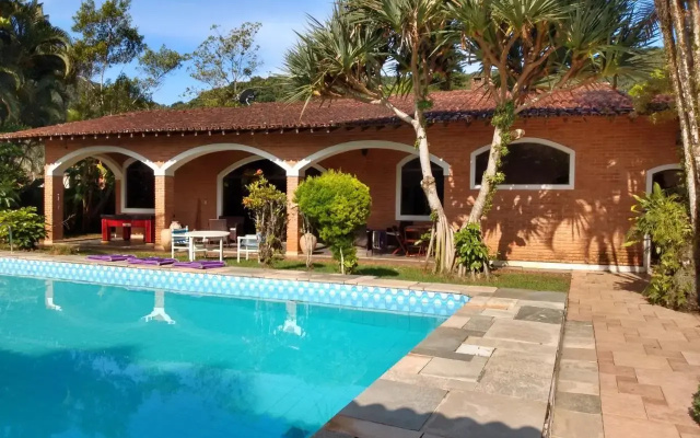 Casa com piscina em condomínio fechado no Guarujá
