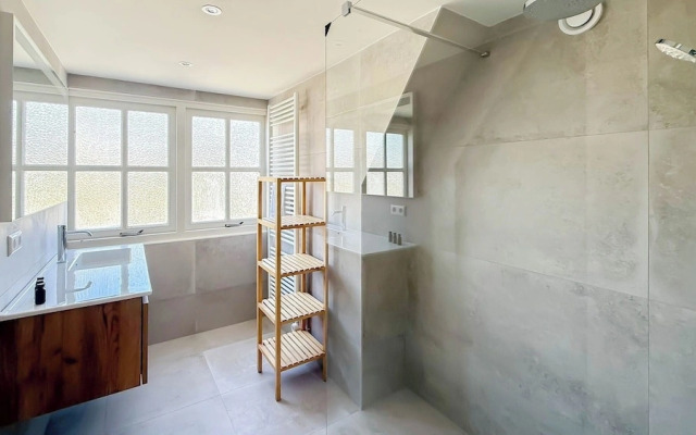 Villa With Expansive Sunny Garden