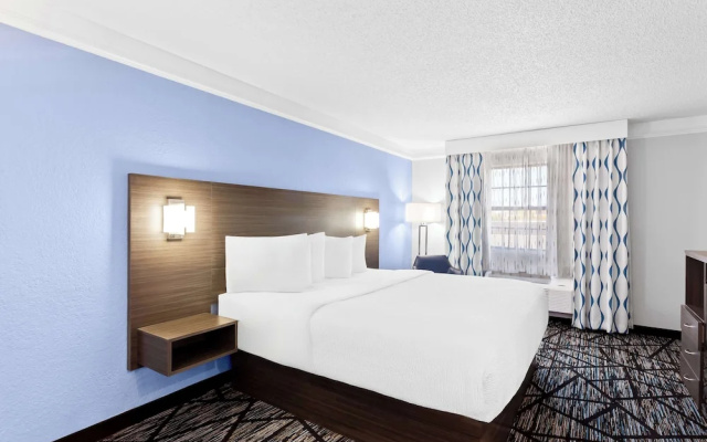 Days Inn & Suites By Wyndham Schaumburg- Woodfield Mall