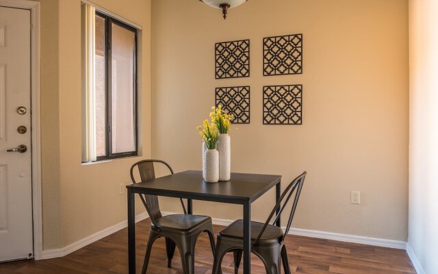 Trendy Apts with Parking by Frontdesk 1