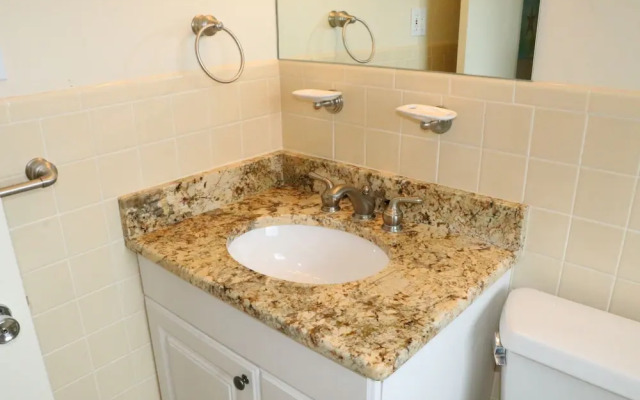 Jamaica Royale 054 - 1 Br Apts