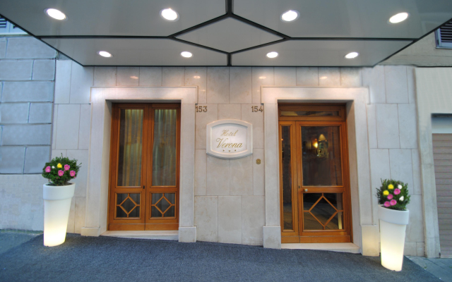 Hotel Verona-Rome вид на фасад
