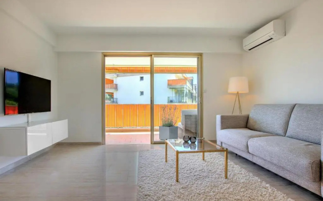 Modern Family Home 5 min to Beach +Pool +Garage