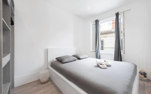 Modern 1 Bedroom Apartment "rue de le Loge"!