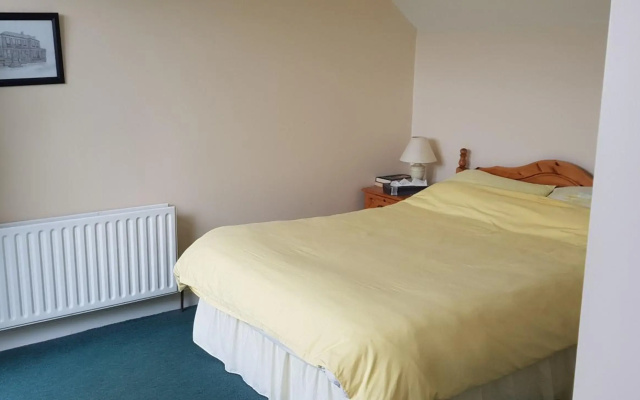 Beautiful 3 Bed Apartment with Balcony Sea View