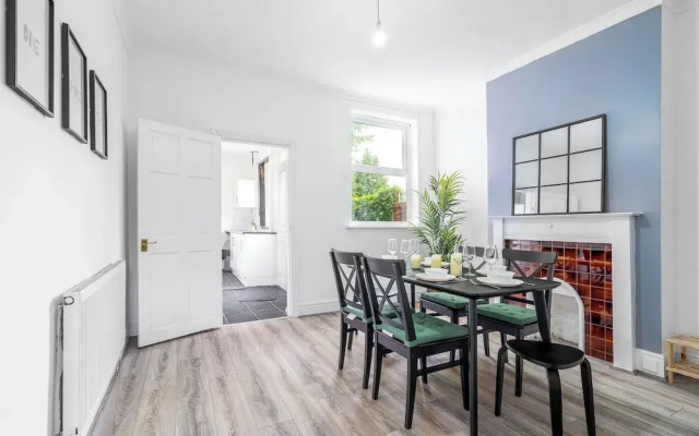 2 Bed House/families/contractors/free Parking