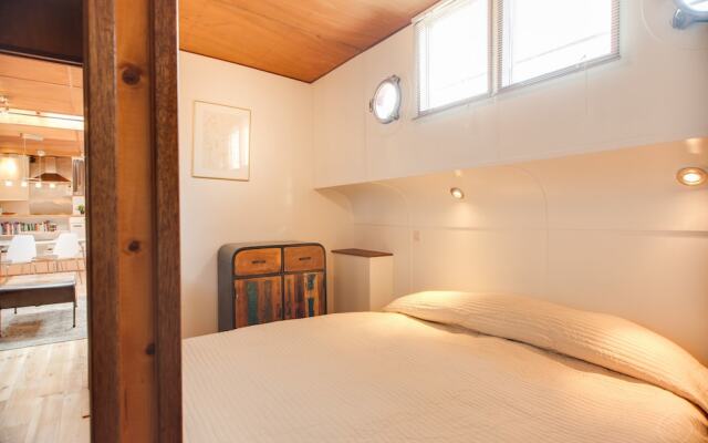 Апартаменты Houseboat Apartments - Canal Belt East Area комната для гостей