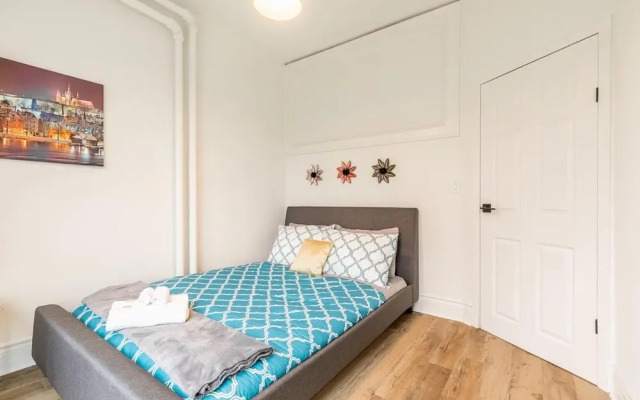 3BR Apartment With Netflix Near King Street
