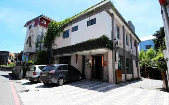 The Love Garden Guest House (Jian Building)
