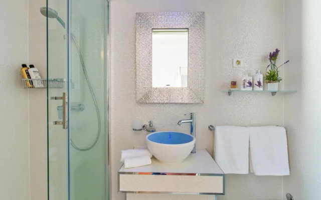 Luxury Seafront Apartment Banje