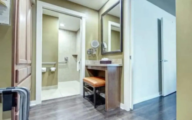Private One Bedroom Condo on Golf Course, free parking