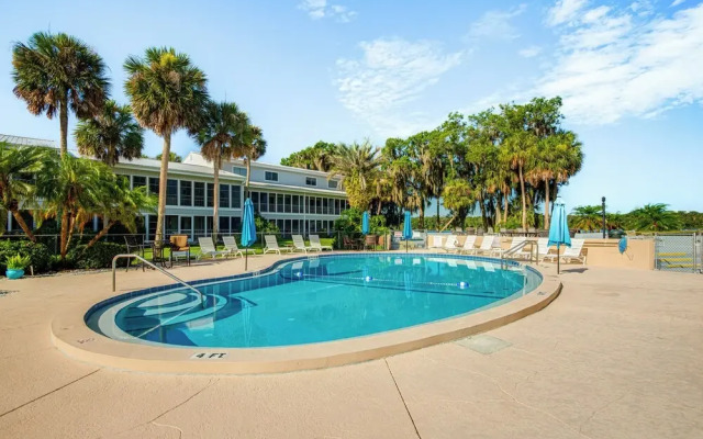 River-view Condo w/ Boat Slip in Welaka!