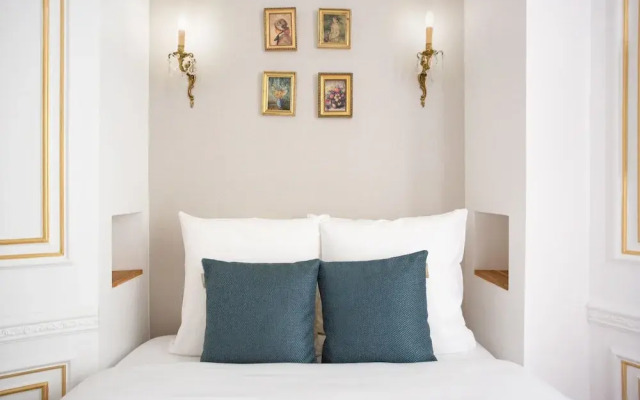 Luxury 2 Bedroom Apartment  Eiffel Tower