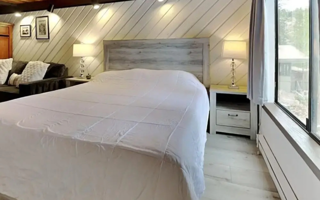 Slopeside Condo with Fireplace