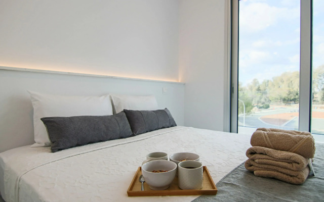 Phaedrus Living: Executive Harbour Suites 203