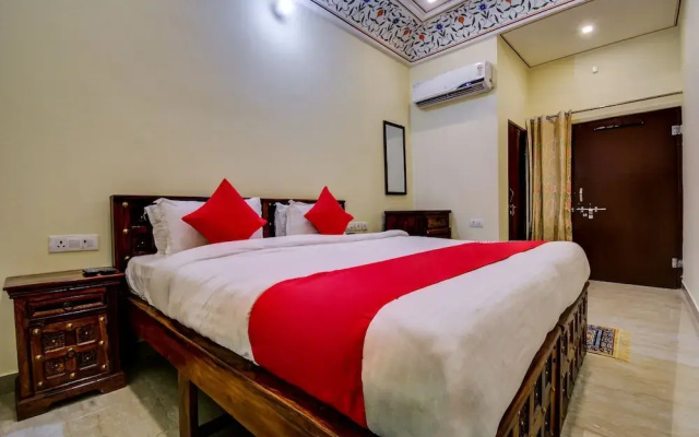 OYO 22287 Hotel Dev Palace