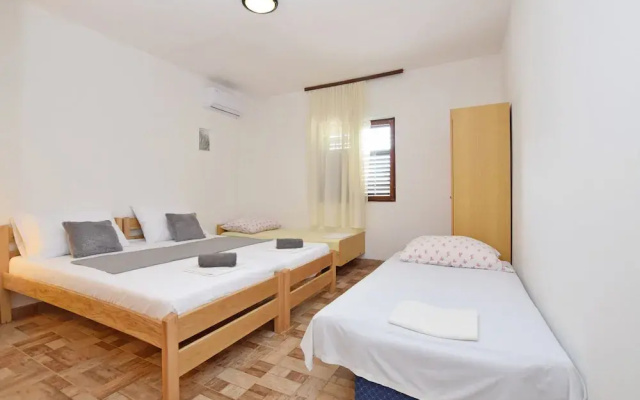 Apartment and Rooms Mila