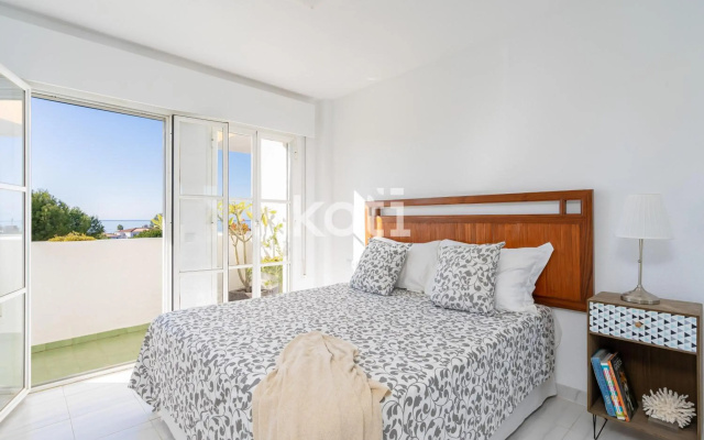 Lovely Loft with swimming pool and sea views Koti Rentals