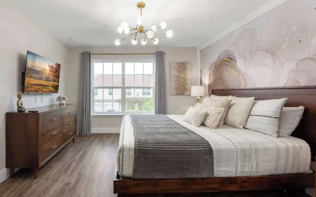 Beautiful 4BR Home w/ Modern Design