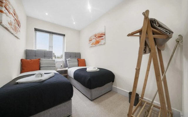 London Heathrow Living Holywell Service House A