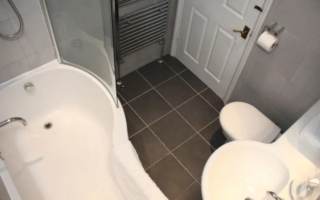 Spacious Homestay With Parking