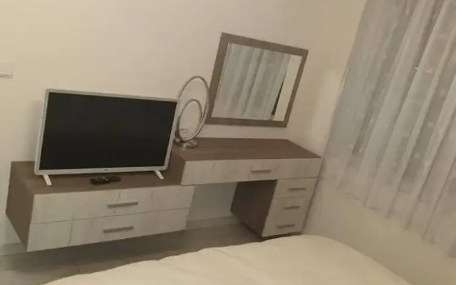 2-bed - Sleeps 4 - With Parking