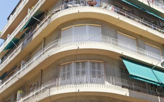 Отель Mynice Vacances Roussillon вид на фасад