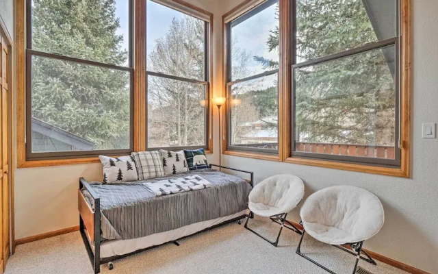 Bright Eagle-vail Escape w/ Deck + Mtn Views!