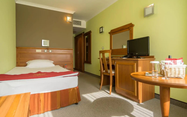 Diplomat Plaza Hotel & Resort