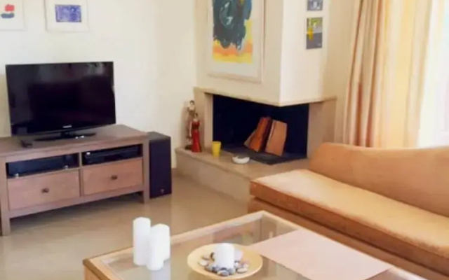 Quiet bright house next to the sea in Lagonisi